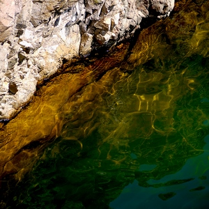 Rocher se reflétant dans l'eau d'une rivière - Corse  - collection de photos clin d'oeil, catégorie clindoeil